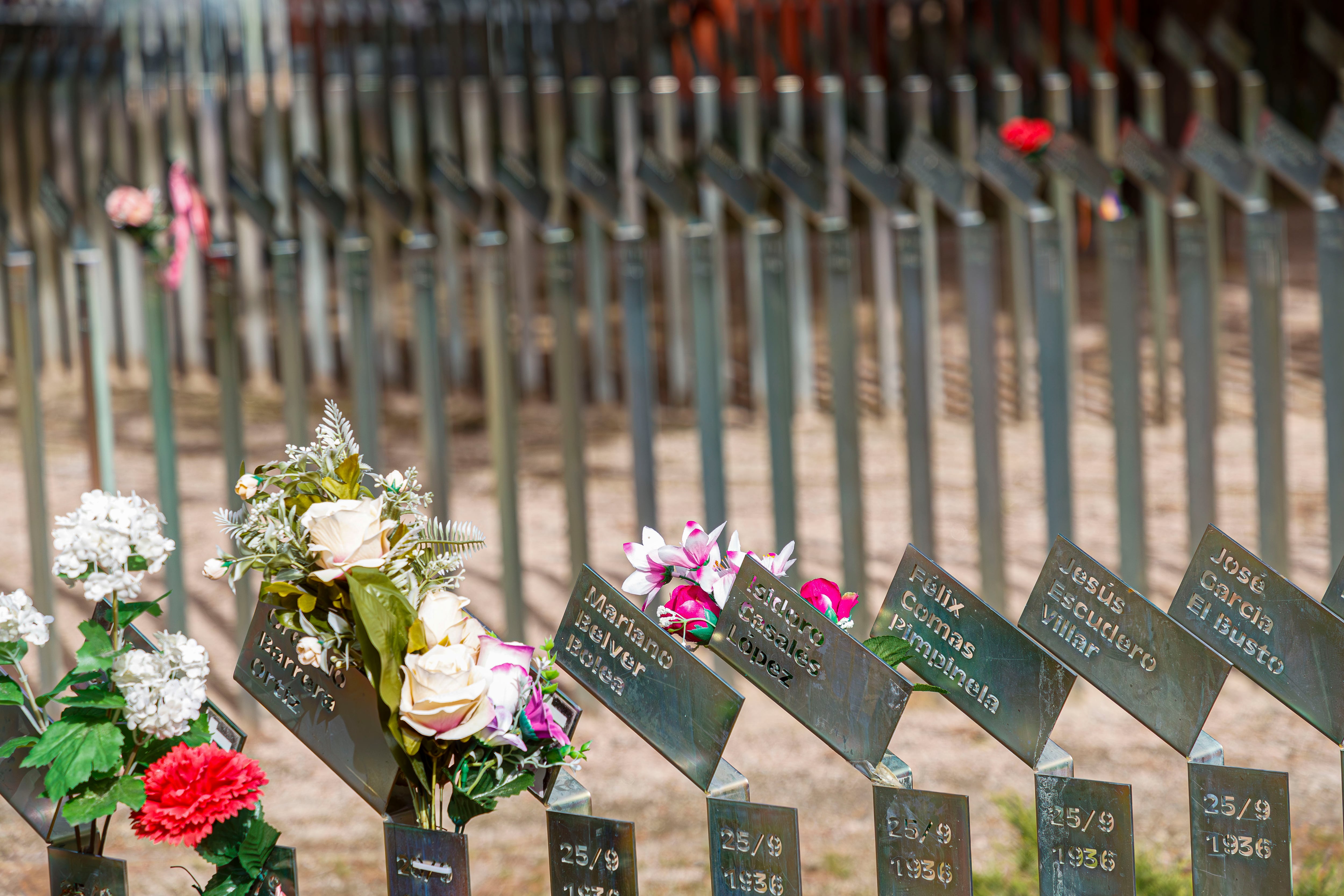 Monumento a los represaliados en el cementerio de Torrero de Zaragoza