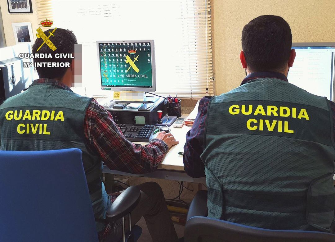 Agentes de la Guardia Civil durante una investigación