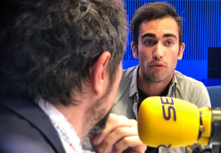 Guillermo Rojo, entrenador de astronautas, en los estudios de la Cadena SER.