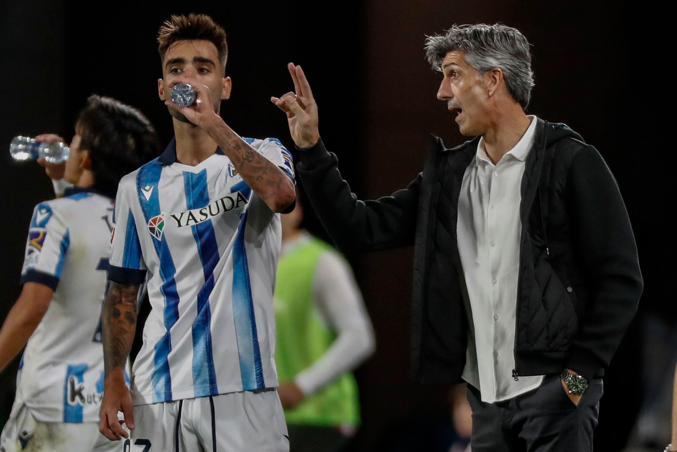 SAN SEBASTIÁN, 04/11/2023.- El técnico de la Real Sociedad Imanol Alguacil (d) durante el partido de la jornada 12 de LaLiga que Real Sociedad y FC Barcelona disputan hoy sábado en el Reale Arena, en San Sebastián. EFE/Juan Herrero
