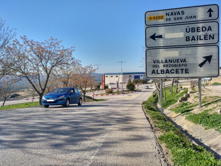 Salida del casco urbano de Villacarrillo al cruce de carreteras para el que se pide que se mejore su señalización vertical, incorporando la indicación del centro ATLAS