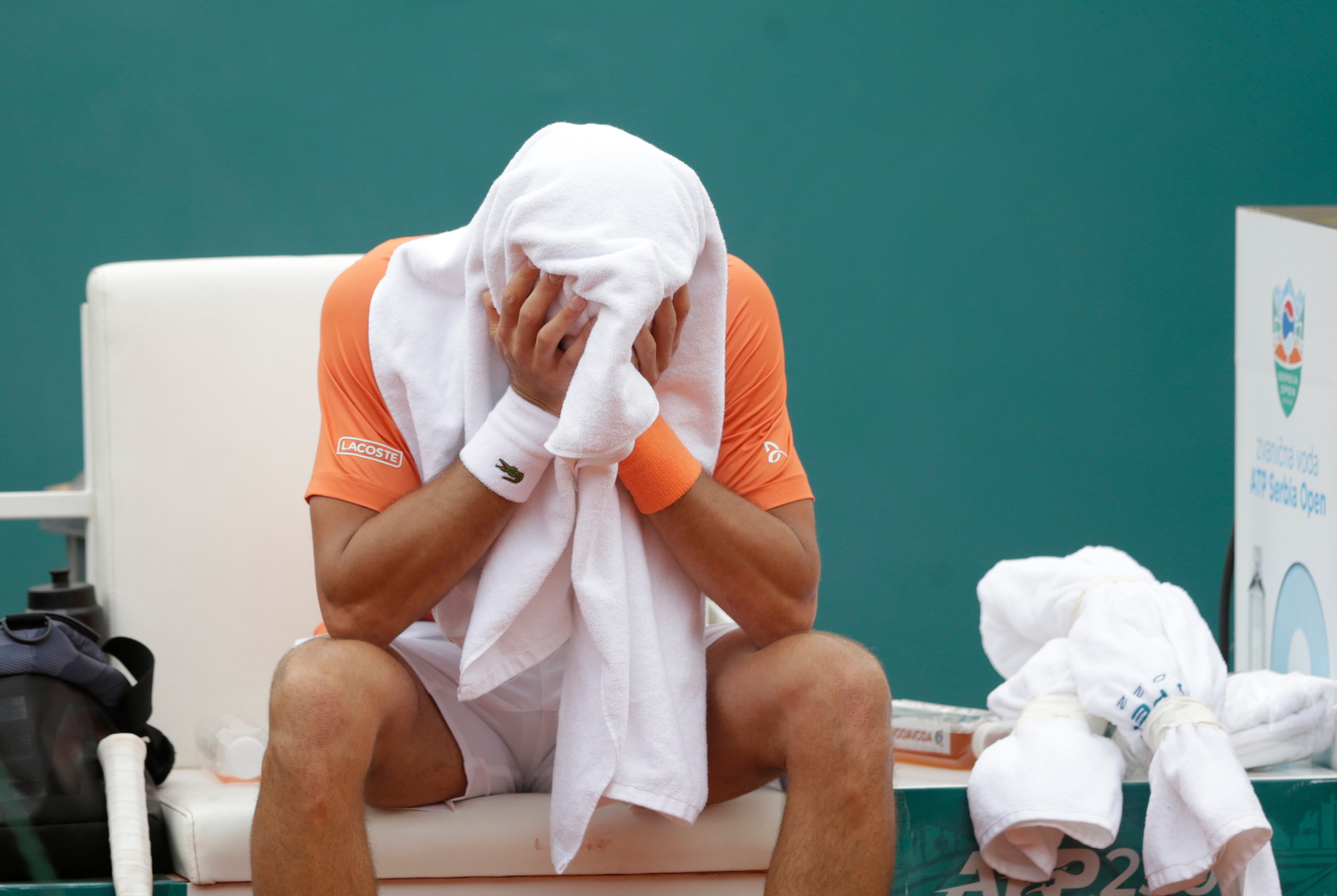 El serbio Novak Djokovic se cubre la cara con una toalla durante la final del Serbia Open contra Andrey Rublev.