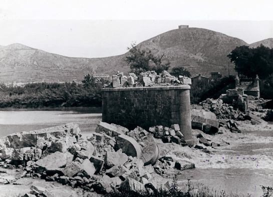 El pont que van reconstruir 300 presoners republicans.