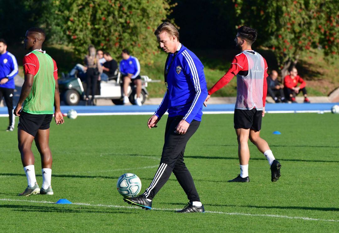 Jose Maria Gutierrez &quot;Guti&quot; durante su primer entrenamiento como nuevo técnico de la UD Almería, sustituyendo al portugués Pedro Enmanuel.