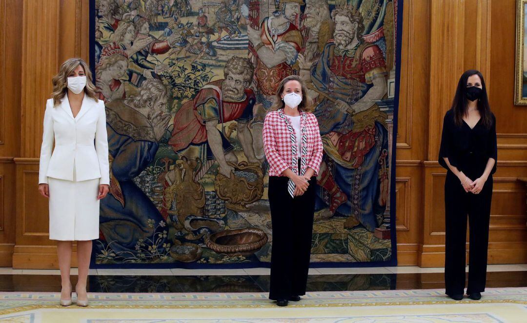 La ministra de Trabajo y nueva vicepresidenta tercera, Yolanda Díaz; la ministra de Economía y nueva vicepresidenta segunda Nadia Calviño y la nueva ministra de Derechos Sociales Ione Belarra durante la ceremonia de jura o promesa de sus nuevos cargos ante el rey.