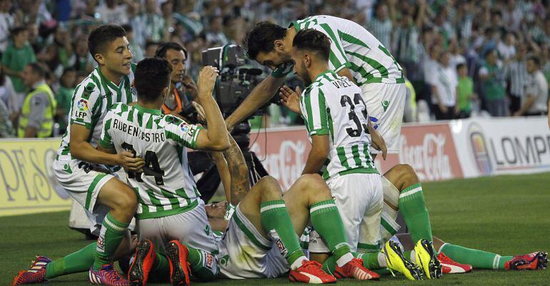 Los jugadores del Real Betis Balompié celebran el ascenso a Primera