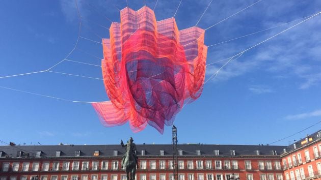 Desde este viernes y durante diez días la Plaza Mayor de la capital estará cubierta por una enorme estructura que vibra con el cambio del viento. Es iniciativa más dentro de la celebración por el cuarto centenario de la Plaza