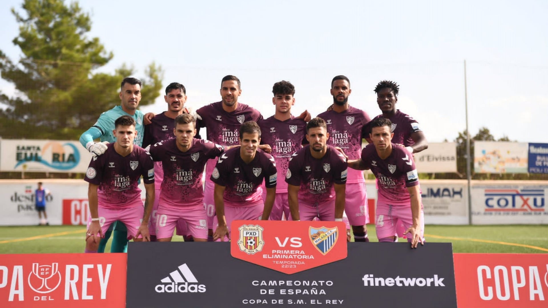 Formación titular del Málaga en el campo del Peña Deportiva