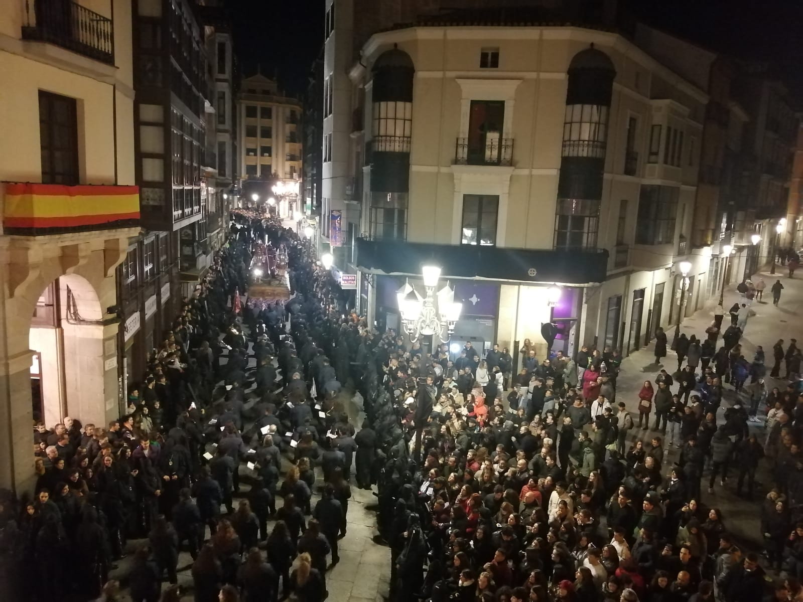 Cofradía de Jesús Nazareno este viernes emprendiendo su recorrido