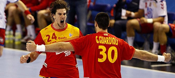 Viran Morros celebra un gol ante Serbia con su compañero Gedeón Guardiola