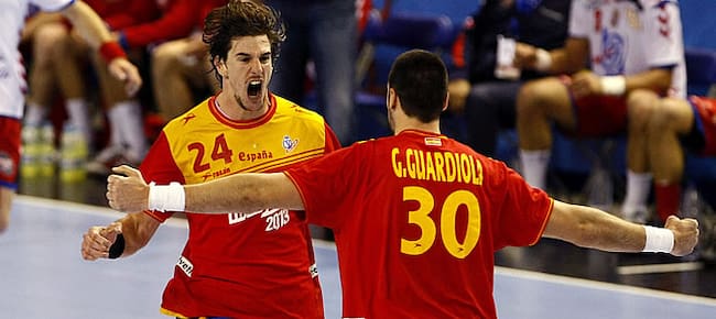 Viran Morros celebra un gol ante Serbia con su compañero Gedeón Guardiola