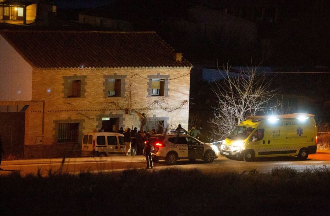 Efectivos del GRS 5 de la Guardia Civil han entrado en la casa en la que un vecino de 43 años de la localidad zaragozana de Fuentes de Ebro, paciente psiquiátrico sin medicar desde hace tiempo, ha asesinado presuntamente a su madre, de 75 años, y lo han detenido 