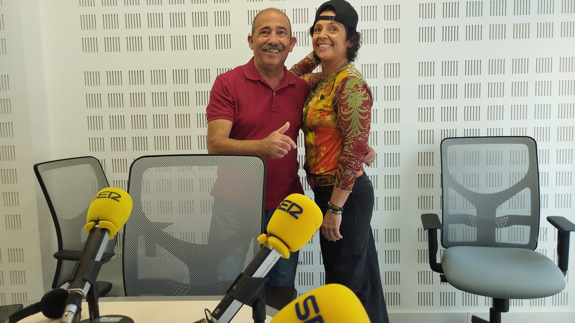 Teresa Toscano Padilla, pintora onubense (en la foto junto a Antonio García, ex director de la Escuela de Arte León Ortega de Huelva