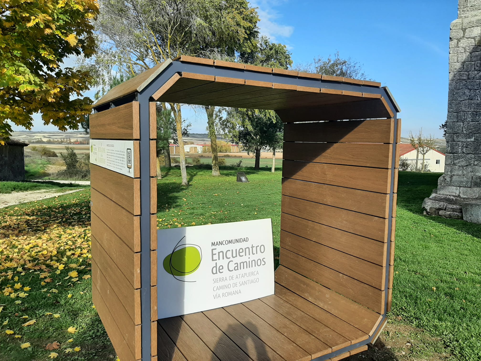 Modelo de mirador-banco instalado en las 7 localidades de la Mancomunidad Encuentro de Caminos como punto de visión paisajística