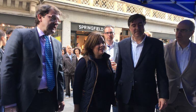 Alfonso Fz. Ma&ntilde;ueco, alcalde de Salamanca, junto a Soraya S&aacute;ez de Santamar&iacute;a y Jos&eacute; Antonio Berm&uacute;dez de Castro, candidato del PP 