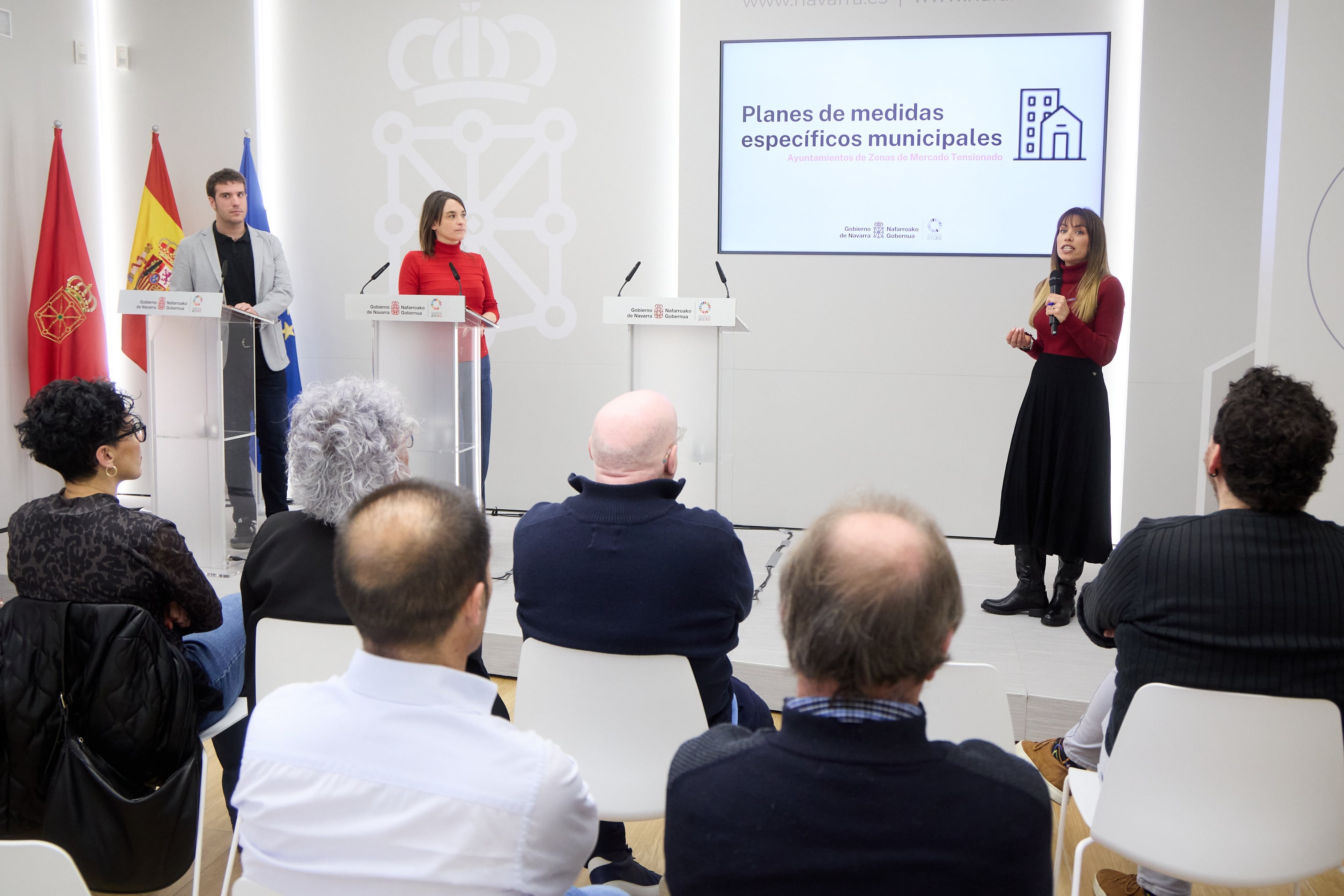 La vicepresidenta tercera y consejera de Vivienda, Juventud y Políticas Migratorias, Begoña Alfaro, presenta los diferentes planes para los municipios declarados como Zona de Mercado Residencial Tensionado. IÑIGO ALZUGARAY / GOBIERNO DE NAVARRA