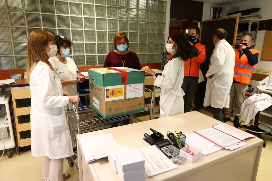 Las primeras dosis de la vacuna a su llegada al Hospital Clínico