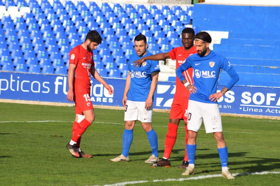 Carnicer y Marc Mas se colocan entre Adrián Peral y Kibamba en un lance del partido