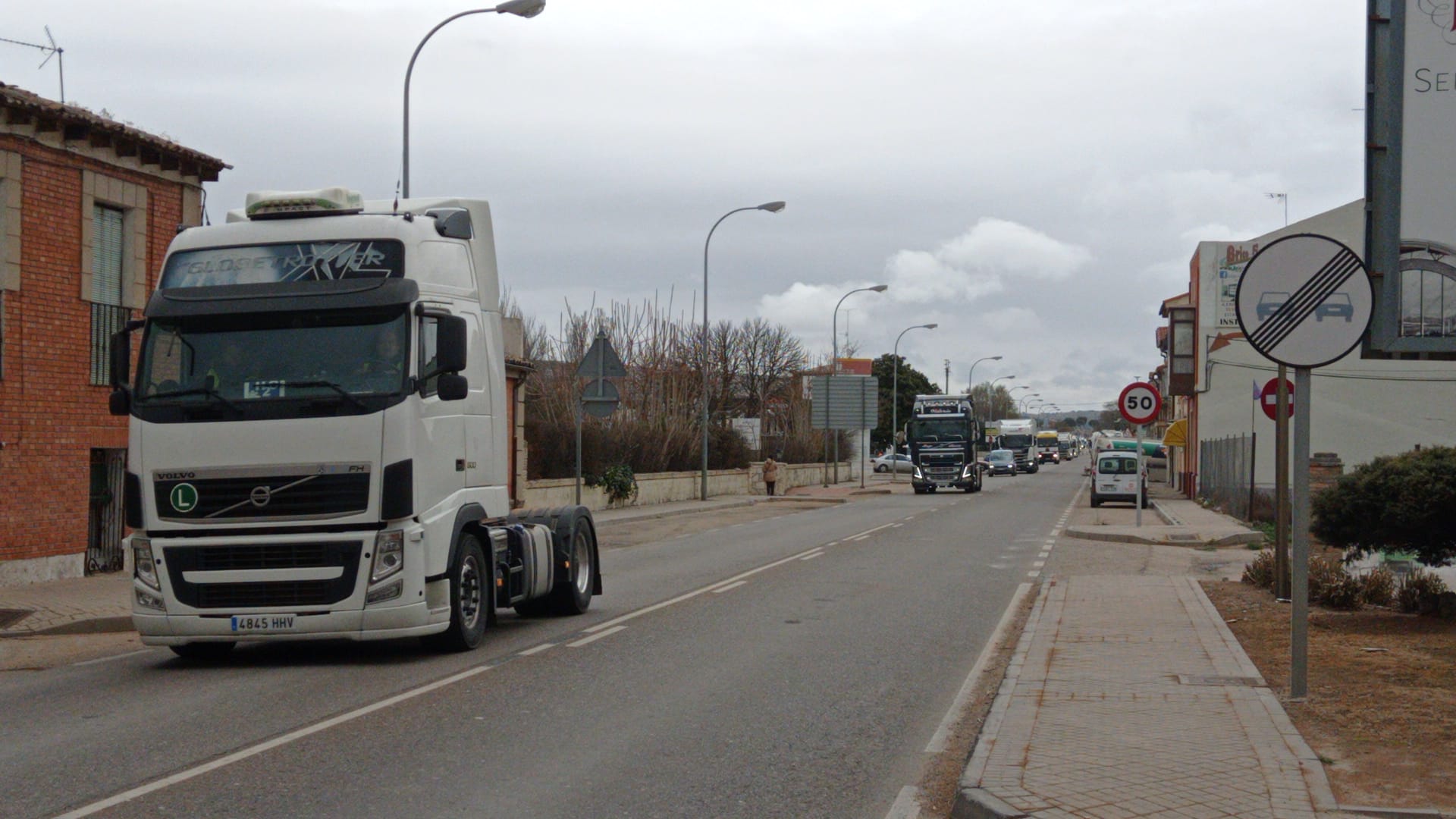 Camiones y bocinas en la travesía de Peñafiel en protesta por la subida de combustible