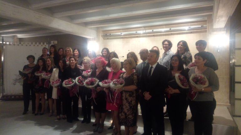 Algunas de las 30 mujeres reconocidas por su trabajo en el sector gastronómico, en la Gala de la Associació Restauradors de Xàbia. 