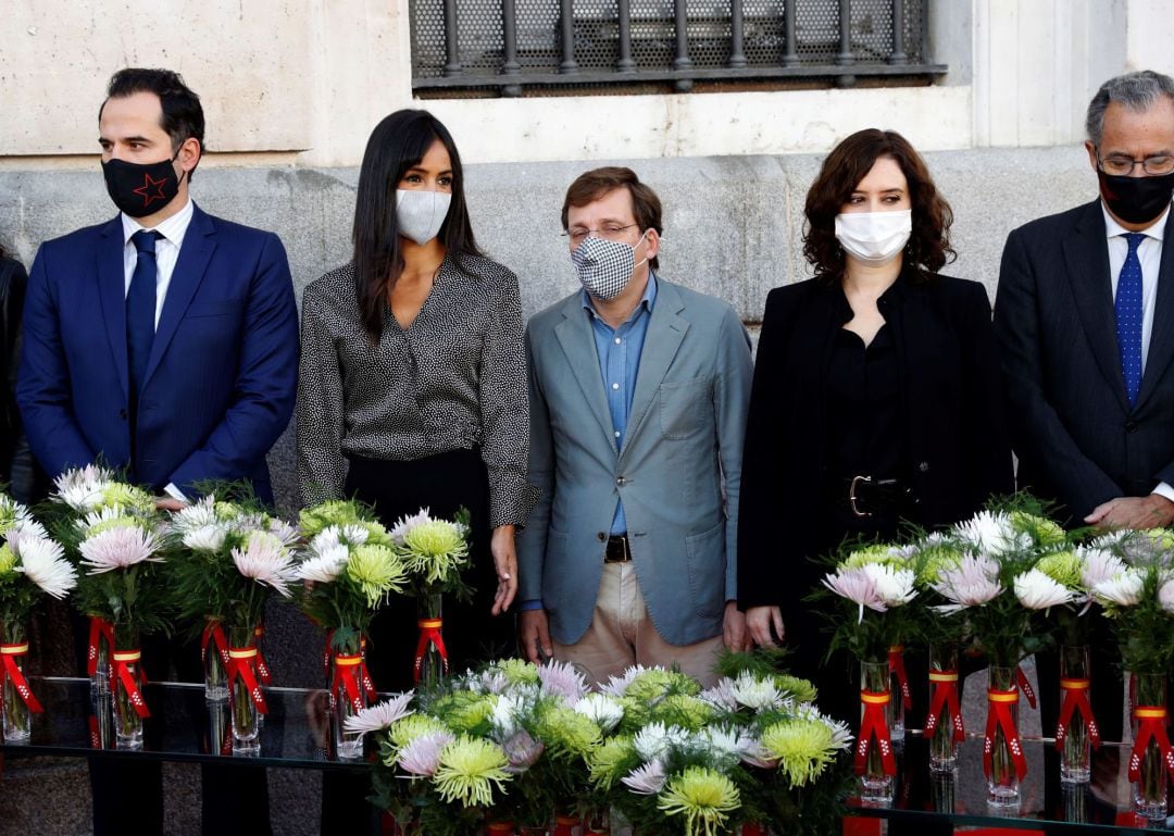 La presidenta regional Isabel Díaz Ayuso (2d), el vicepresidente, Ignacio Aguado (i), el alcalde, José Luis Martínez Almedia (c) y la vicealcaldesa, Begoña Villacís, durante el homenaje que la Comunidad de Madrid rinde a las víctimas de la COVID-19