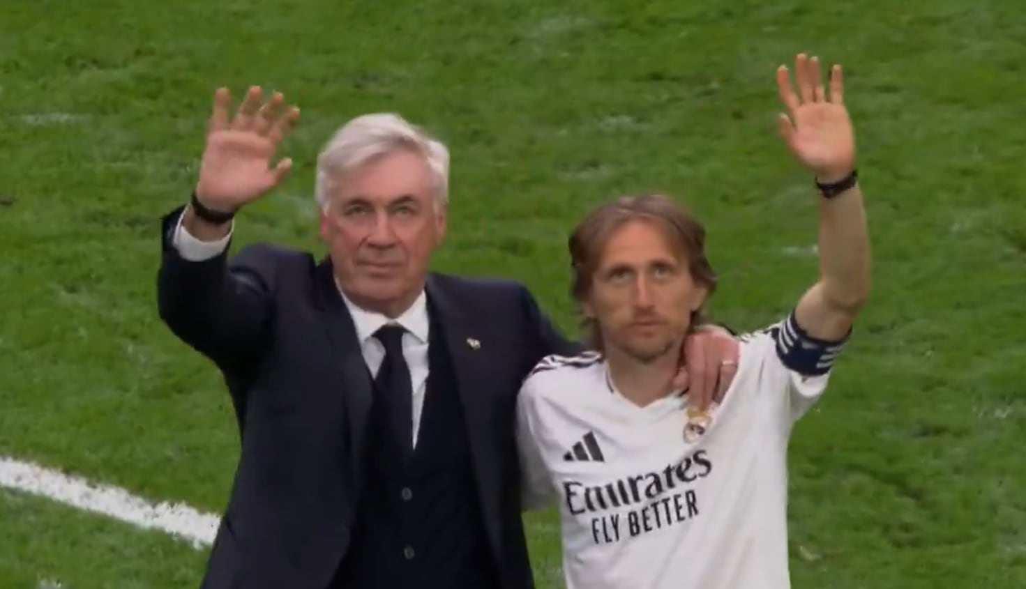 Carlo Ancelotti y Luka Modric, abrazados al final del Real Madrid-Real Sociedad