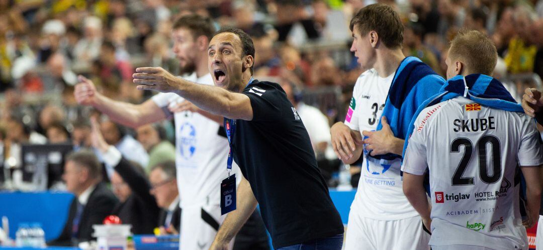 García Parrondo da instrucciones durante la final de la VELUX EHF Champions League final match entre RK Vardar y Telekom Veszprem HC en el Lanxess Arena de Colonia el pasado 2 de junio 