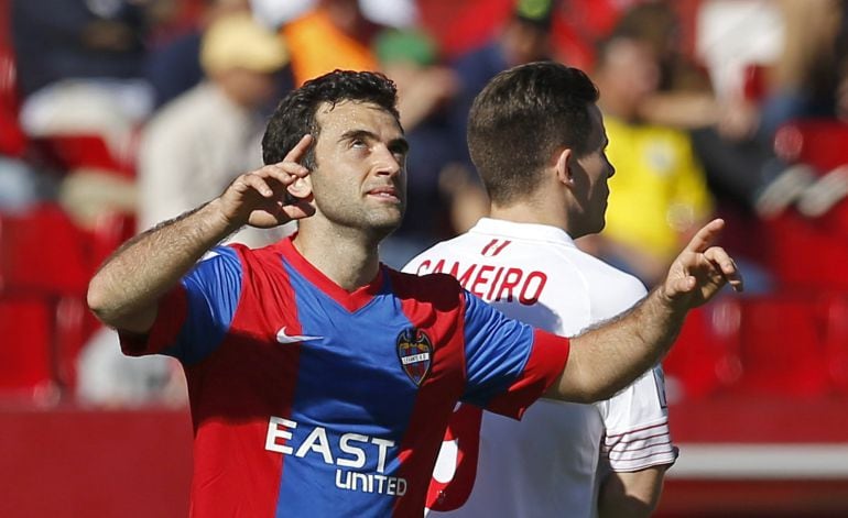  Rossi, del Levante, celebra el primer gol de su equipo ante Kevin Gameiro, del Sevilla, durante el partido de Liga BBVA, que estos dos equipos juegan hoy en el estadio Sánchez Pizjuán de Sevilla. EFE-Julio Muñoz