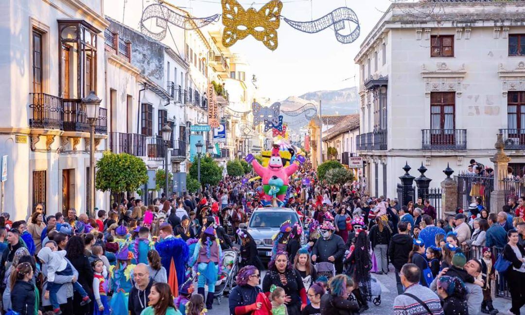 Calle Virgen de la Paz abarrotada de personas disfrutando de la última parte de la cabalgata