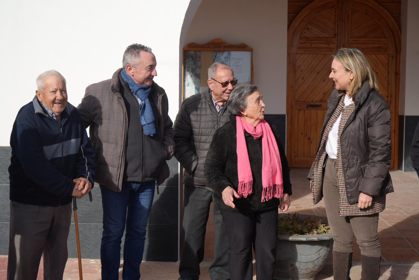 La consejera de Política Social, Familias e Igualdad, junto con el alcalde de Moratalla  y vecinos de El Sabinar