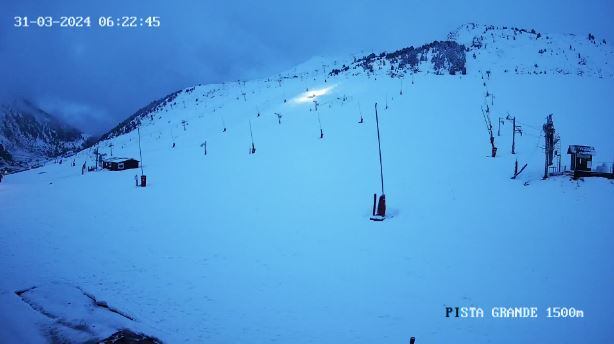 Webcam de la estación de Candanchú a primera hora de esta mañana