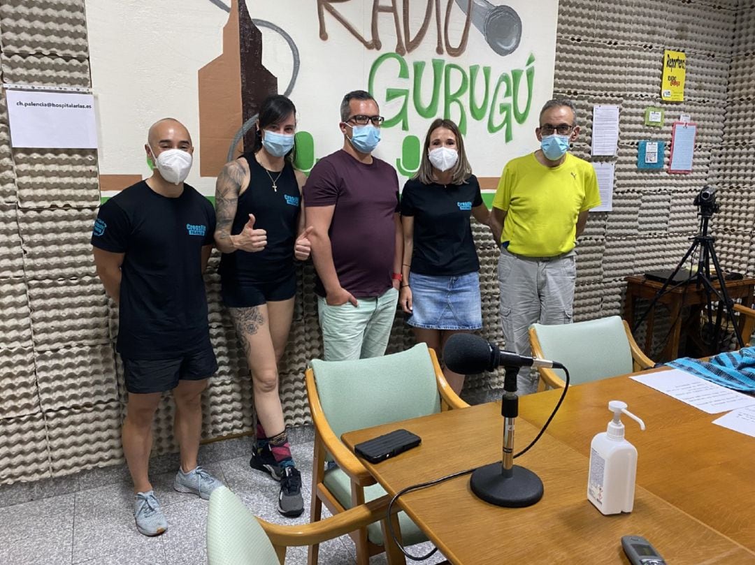 En primer término el campeón del mundo, Javier Wee, acompañado de Cristina, mientras que los reporteros de Radio Gurugú, Carlos y José Luis, flanquean a Clara