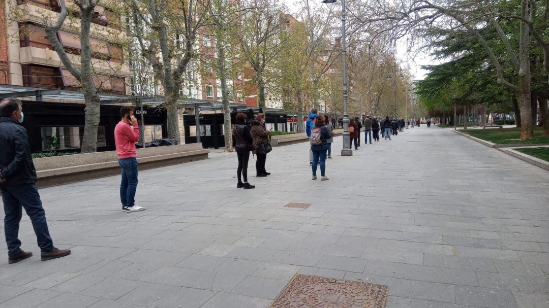 Jueves y viernes han podido verse largas colas de docentes acudiendo a ser vacunados