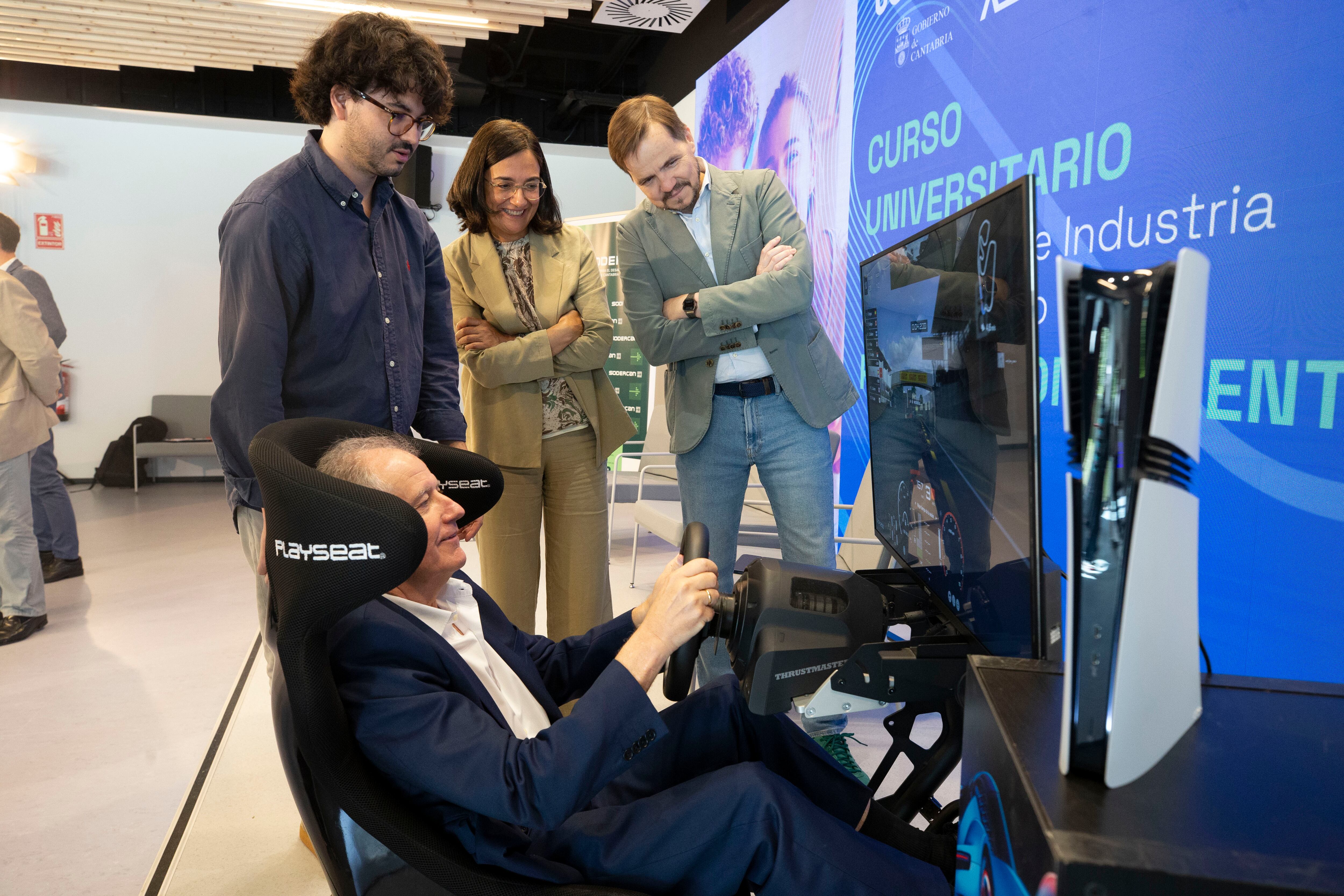 El consejero Eduardo Arasti realizar una prueba en uno de los dispositivos del Programa PlayStation Talents.