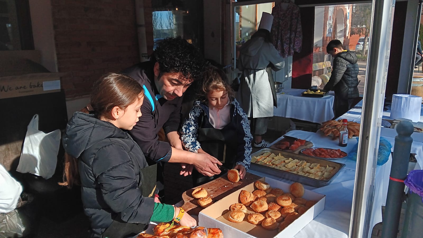 El chef Roberto Espeso con niños