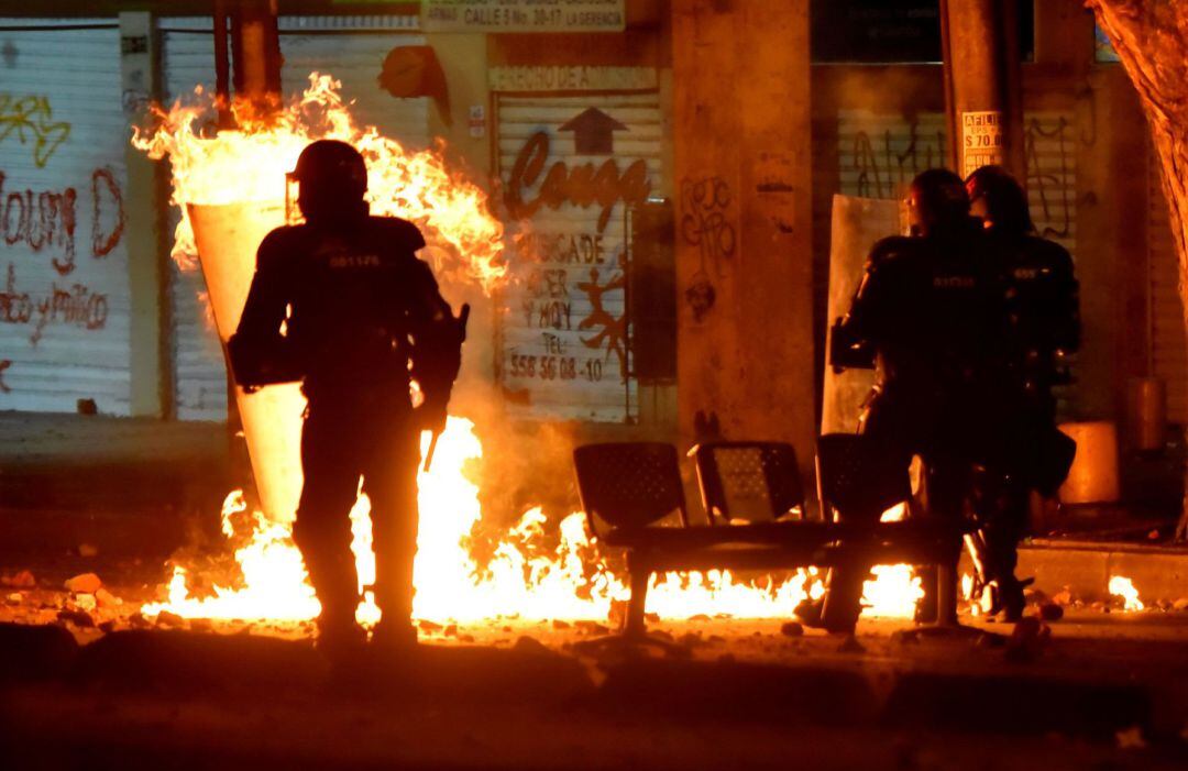 Fuerzas del Esmad enfrentan manifestantes durante una protesta por la muerte del abogado Javier Ordóñez, que murió luego de un brutal sometimiento por parte de dos policías en Bogotá.