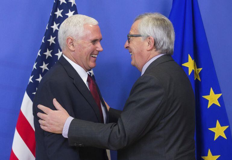 El presidente de la Comisión Europea, Jean-Claude Juncker (d), da la bienvenida al vicepresidente de Estados Unidos, Mike Pence