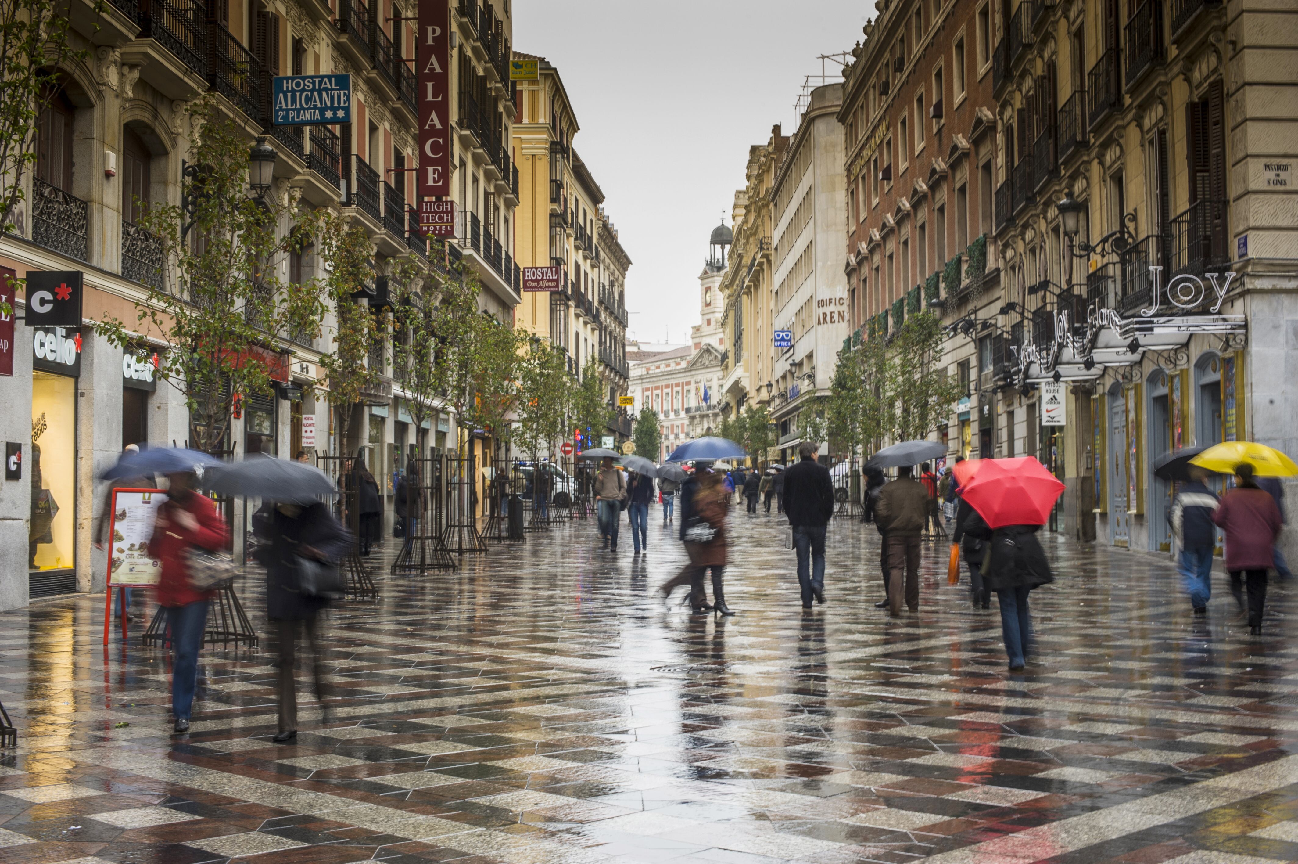 Lluvia en la Calle Preciados, Marid.