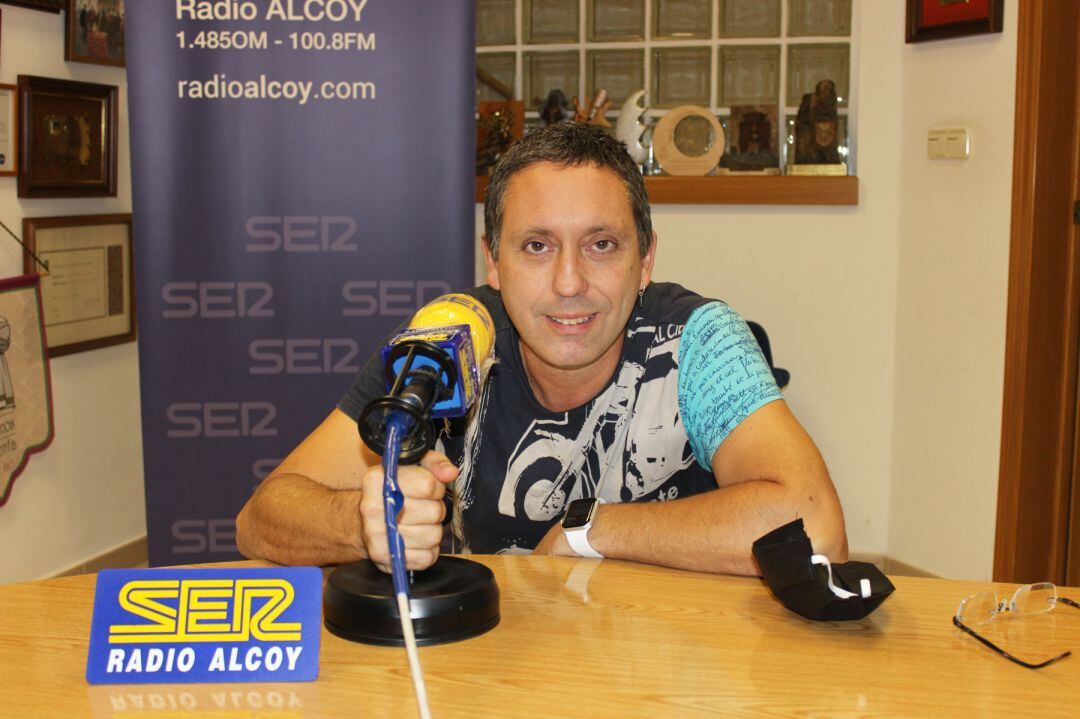 Carles Cortés, vicerrector de Cultura de la Universidad de Alicante, en los estudios de Radio Alcoy