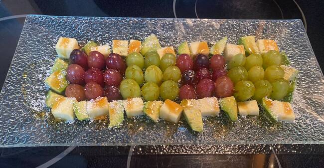Uvas, aguacate y queso.