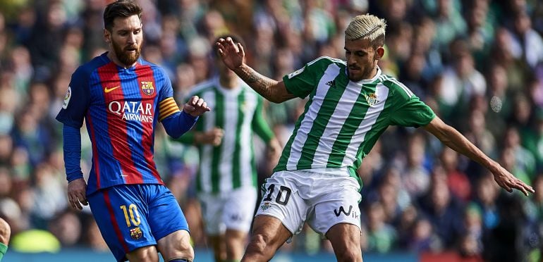 Dani Ceballos pelea por un balón con Leo Messi.