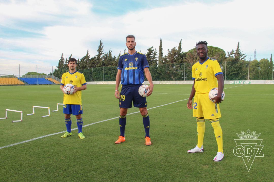 Jairo, Alcalá y Adekanye ya visten como jugadores del Cádiz CF