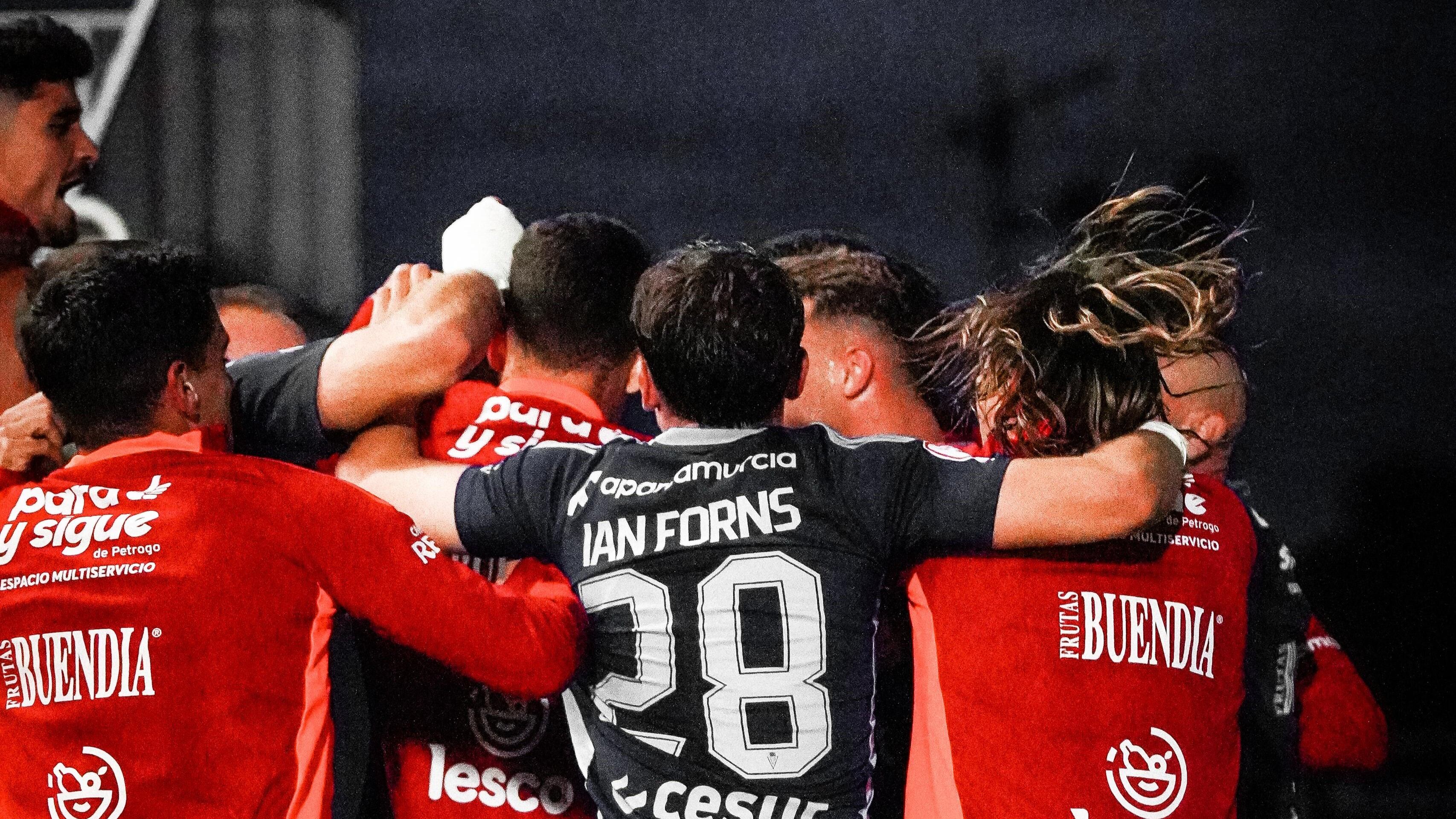 El Real Murcia celebra un gol en la ciudad Deportiva del Real Betis