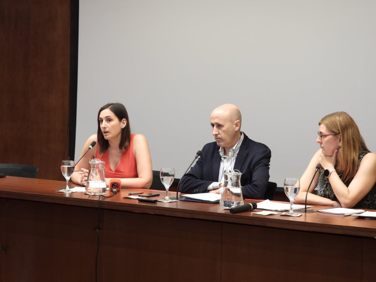 La concejala del Ciclo Integral del Agua en el Ayuntamiento de València y presidenta de la EMSHI, Elisa Valía, Miguel Polo, presidente de la CHJ, y Arancha Fidalgo, jefa de la Oficina de Planificación Hidrológica