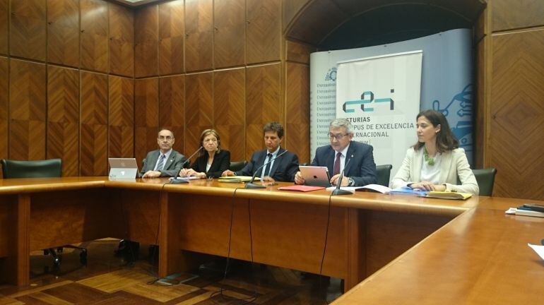 Santiago García Granda, nuevo rector de la Universidad de Oviedo, y varios miembros de su equipo, informando sobre los acuerdos del Consejo de Gobierno.