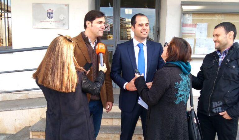 El alcalde de Valdemoro, Guillermo Gross, y el portavoz de Ciudadanos en la Asamblea, Ignacio Aguado