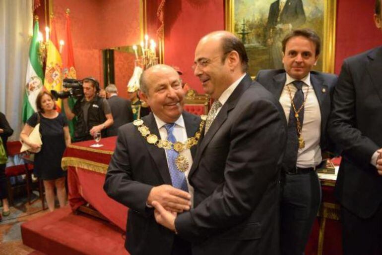 El alcalde de Granada, Torres Hurtado, es felicitado por su número dos y presidente del PP de Granada, Sebastián Pérez, tras la ceremonia de investidura del pasado mes de mayo.