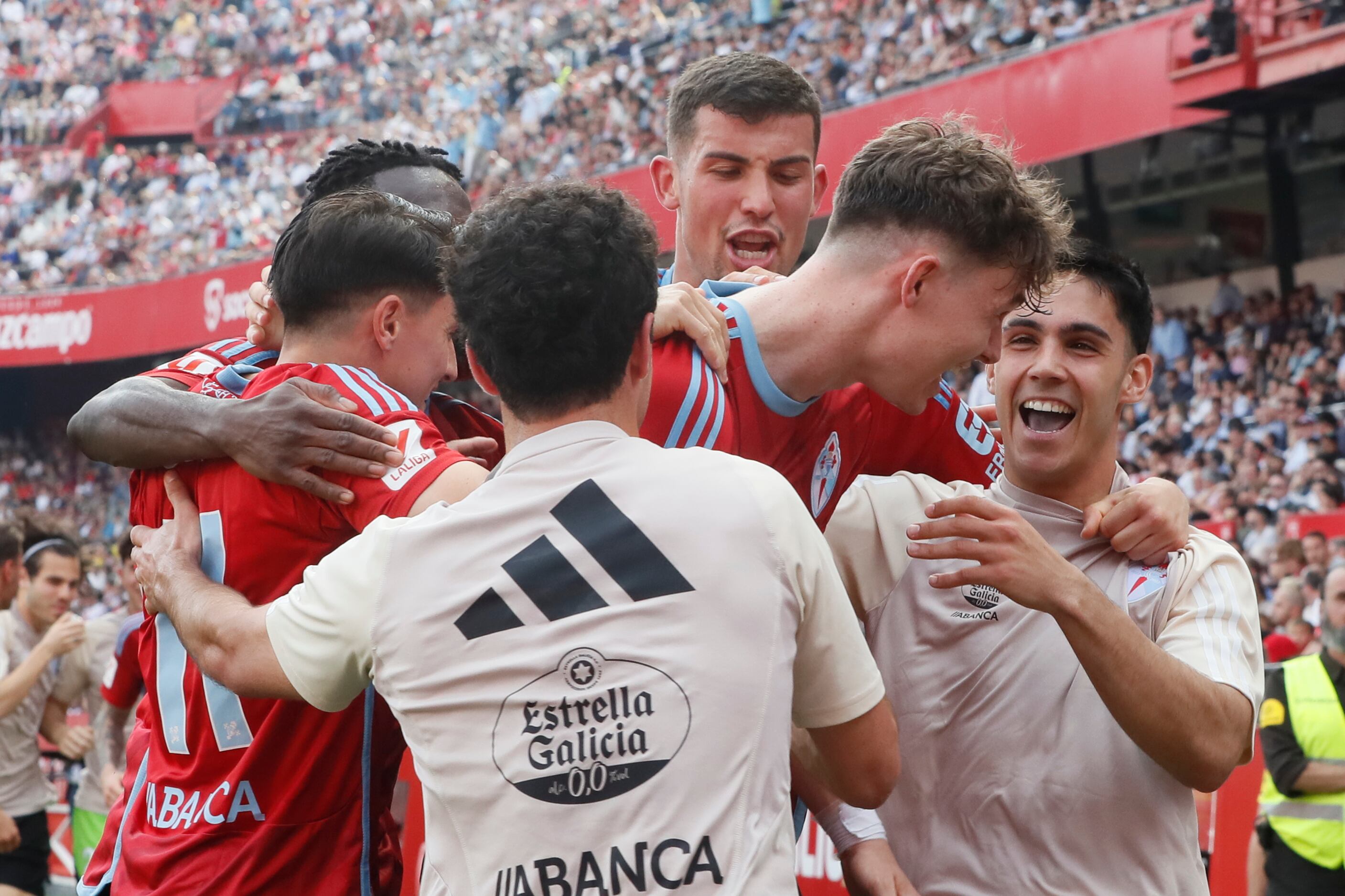 SEVILLA 17/03/2024.- El delantero noruego del Celta de Vigo Jorgen Larsen, celebra su gol contra el Sevilla, durante el partido de la jornada 29 de LaLiga EA Sports este domingo en el estadio Sánchez Pizjuán de Sevilla. EFE/José Manuel Vidal
