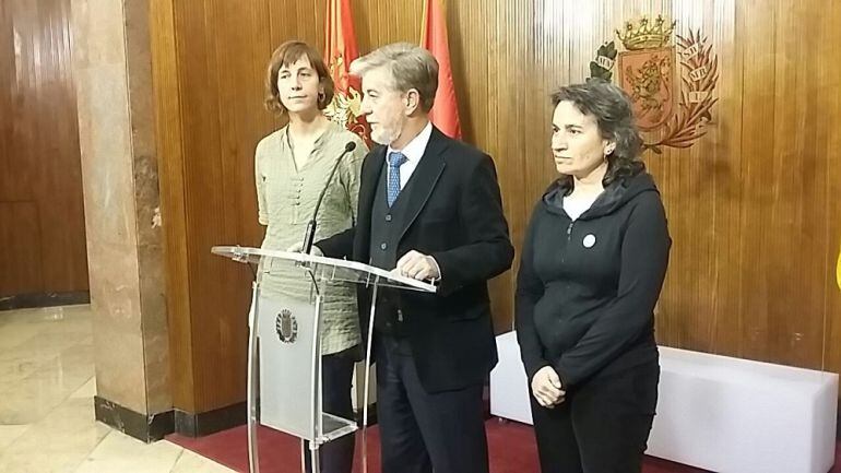 El alcalde de Zaragoza, Pedro Santisteve, comparece junto a las concejalas de Movilidad y Derechos Sociales, Teresa Artigas y Luisa Broto