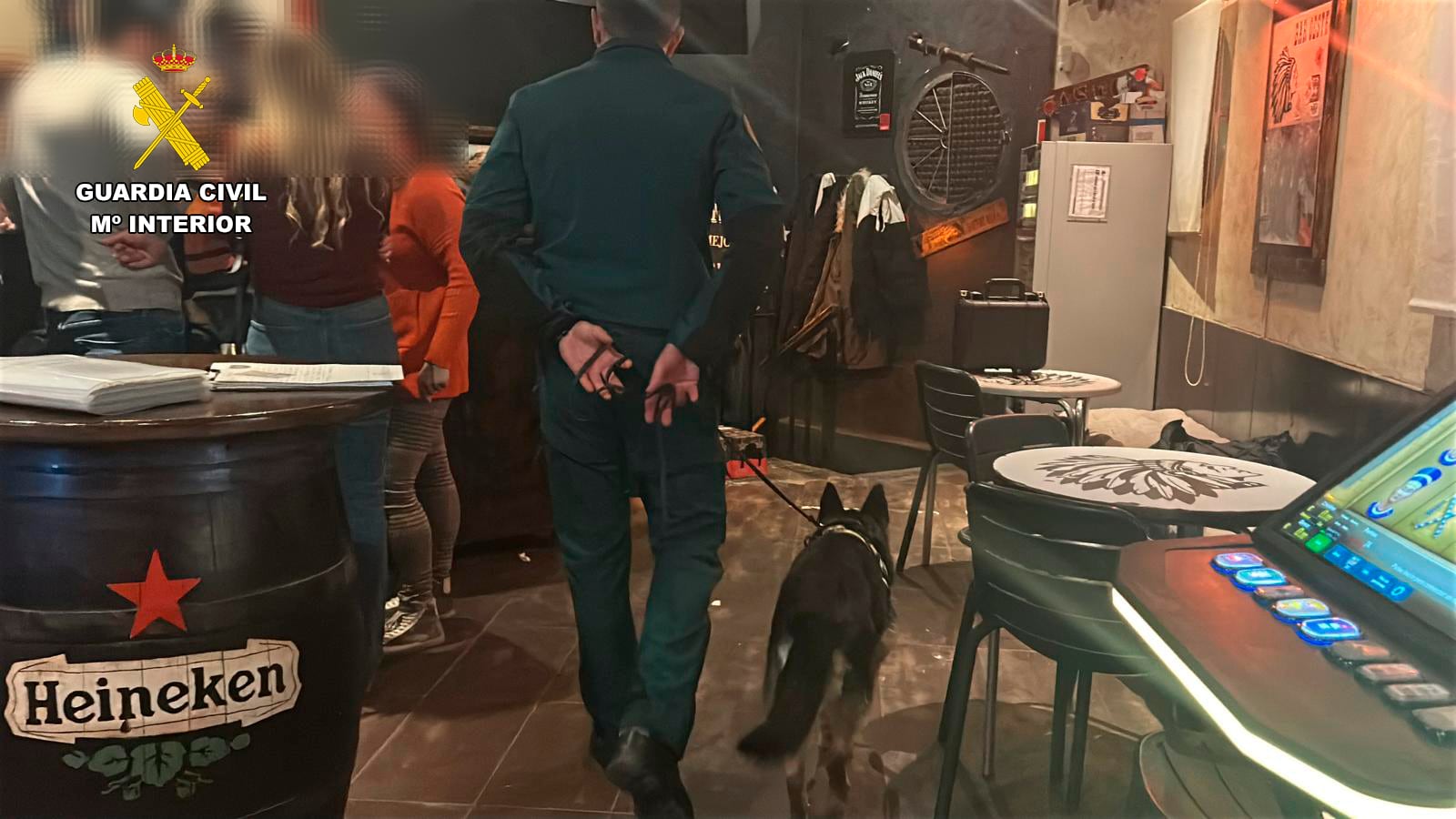 La Guardia Civil incauta un arma blanca y drogas en un bar de Calahorra y en otro de Autol